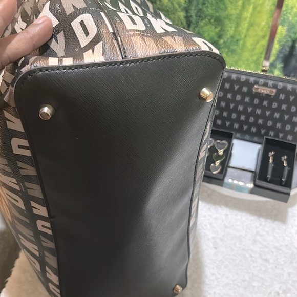 DKNY Large Shoulder bag NWOT & DKNY Wallet with 2 Earrings - Picture 10 of 14